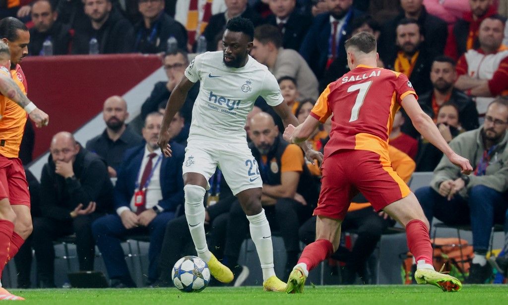 Ousseynou Niang és Galatasaray magyar válogatott játékosa, Sallai Roland a keddi BL-meccsen