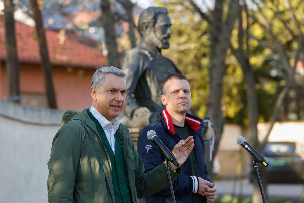 Páty, 2025. április 4.
Lázár János építési és közlekedési miniszter (b) és Menczer Tamás, a Fidesz-KDNP kommunikációs igazgatója, a térség fideszes országgyűlési képviselője közös utcafórumot tart Pátyon 2025. április 4-én.
MTI/Kocsis Zoltán
