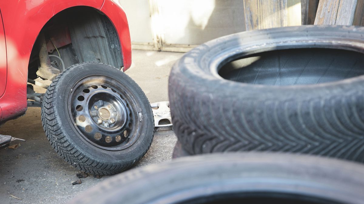 Milliós büntetést is hozhat az otthoni autószerelés, ha rumlit hagyunk magunk körül