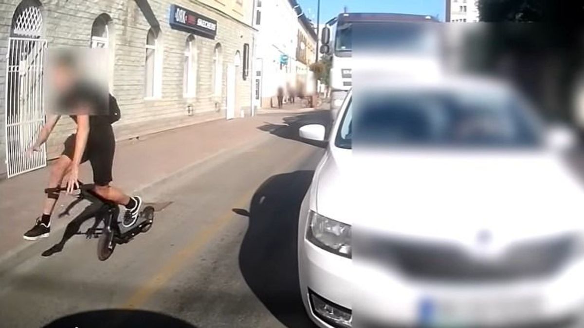 Szétesett alatta a roller, hatalmasat bukott egy fiatal Hatvanban + videó