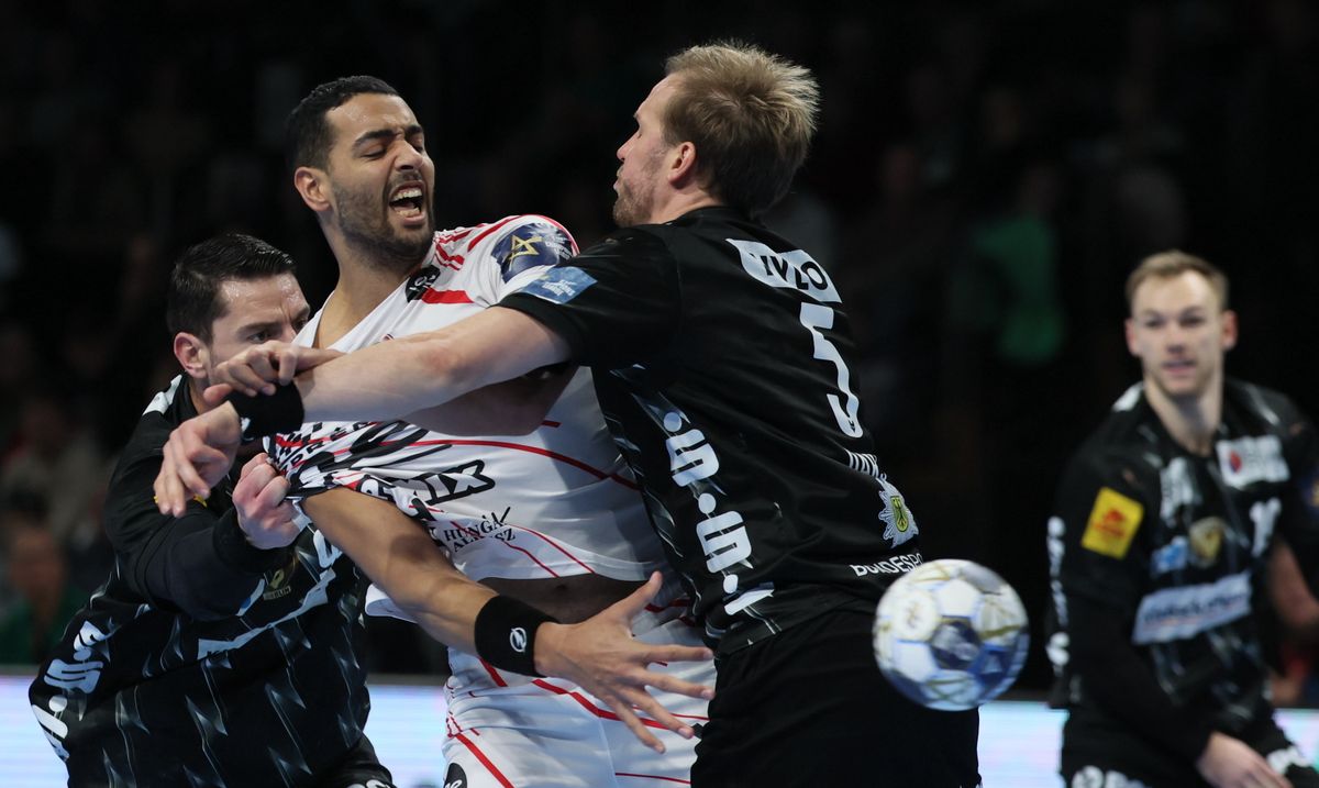 Ivan Martinovic, a Veszprém HC (középen) és Max Darj, a Füchse Berlin játékosa