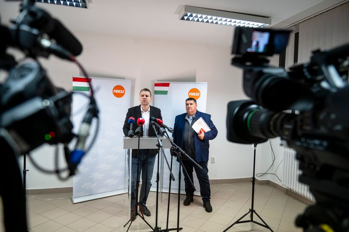 Bátonyterenye, 2025. november 26.
Menczer Tamás, a Fidesz-KDNP kommunikációs igazgatója (b) sajtótájékoztatót tart a kormánypártok országjárásának fóruma előtt Bátonyterenyén 2025. november 26-án. Mellette Becsó Zsolt, a térség fideszes országgyűlési képviselője (j).
MTI/Komka Péter