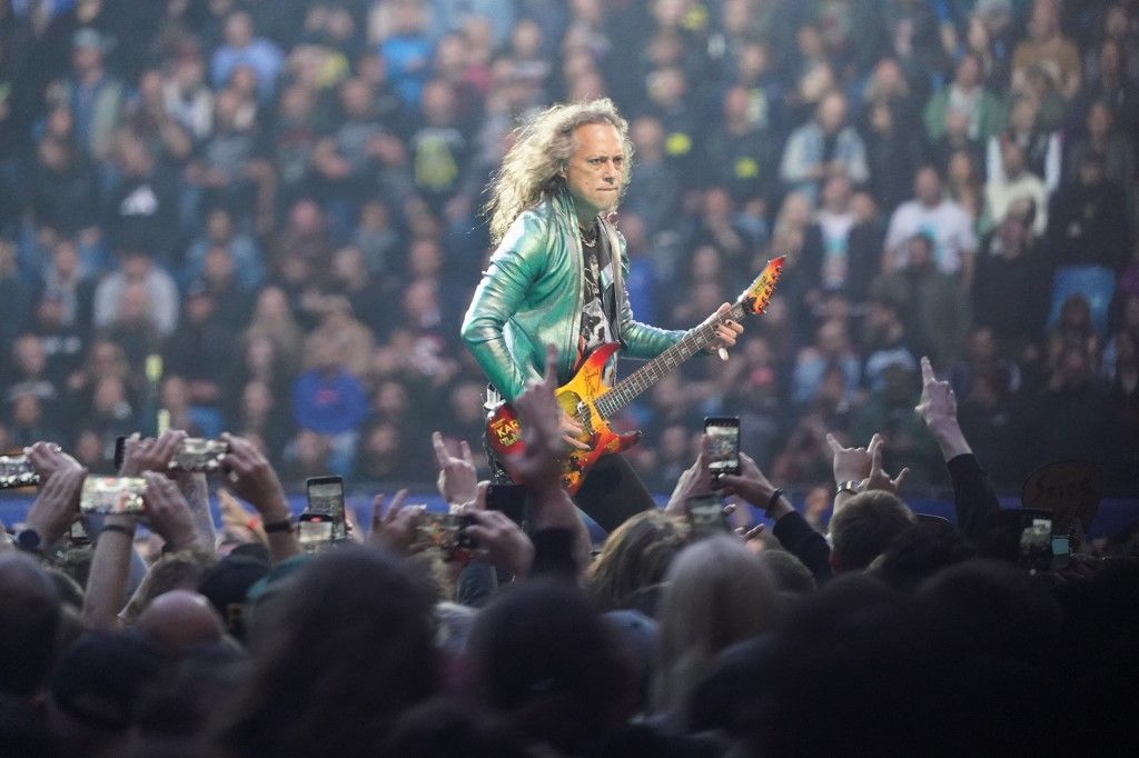 26 May 2023, Hamburg: Guitarist Kirk Hammett of the band Metallica plays on stage at Volksparkstadion. Metallica played its first of two Hamburg concerts as part of the "M72 World Tour". Photo: Marcus Brandt/dpa (Photo by MARCUS BRANDT / dpa Picture-Alliance via AFP)
