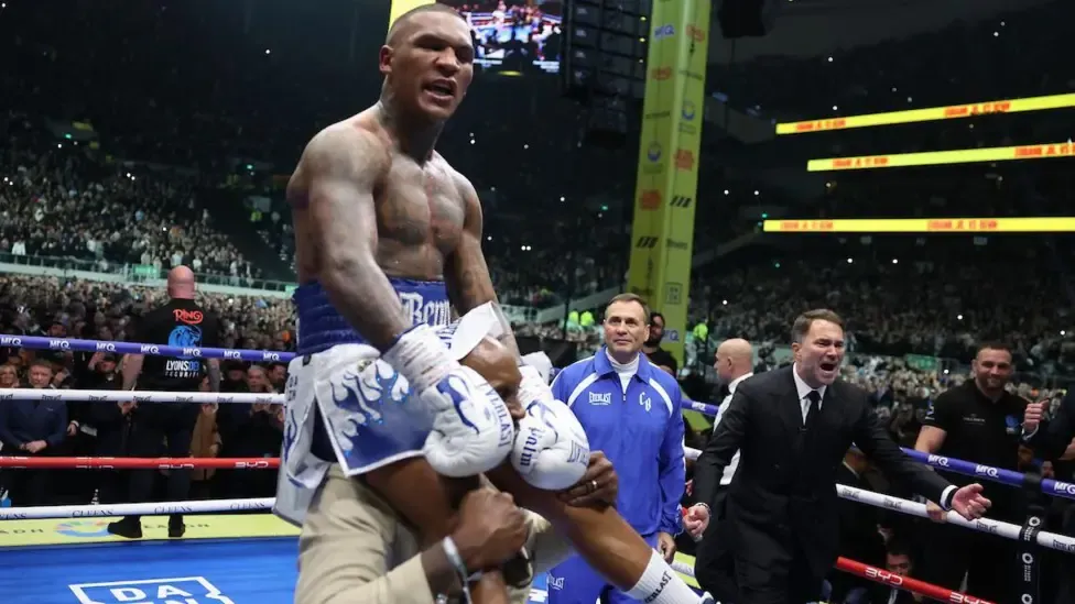 A pazar teljesítményt nyújtó Conor Benn az édesapja vállán hagyta el a ringet