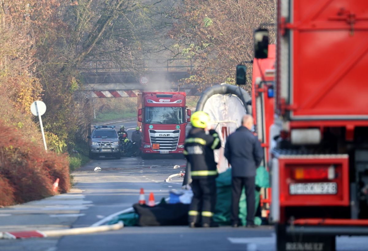 Miskolc, 2025. november 19.
Tűzoltók dolgoznak Miskolcon, a Repülőtéri úton, ahol vasúti híd alá szorult egy sósavat szállító kamion 2025. november 19-én.
MTI/Vajda János