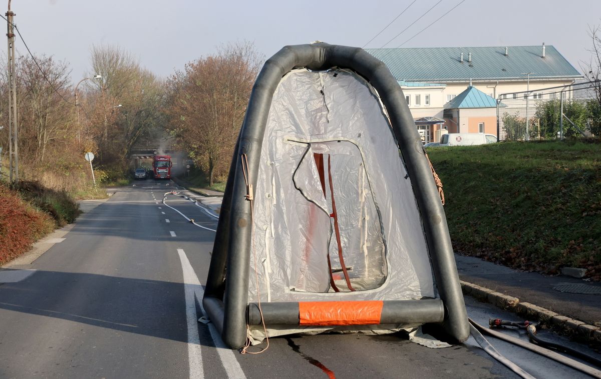 Miskolc, 2025. november 19.
Mentesítősátor Miskolcon, a Repülőtéri úton, ahol vasúti híd alá szorult egy sósavat szállító kamion 2025. november 19-én.
MTI/Vajda János