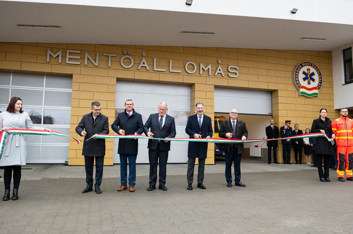 Kemecse, 2025. november 14.
Seszták Miklós, a térség fideszes országgyűlési képviselője, Takács Péter, a Belügyminisztérium egészségügyi államtitkára, Lipők Sándor polgármester (Fidesz-KDNP), Csató Gábor, az Országos Mentőszolgálat főigazgatója és Korcsmáros Ferenc, az Országos Mentőszolgálat Észak-alföldi Régiójának regionális igazgatója (b-j) átvágja a nemzeti színű szalagot az új mentőállomás és ügyeleti központ átadásán Kemecsén 2025. november 14-én. A létesítmény 750 millió forint kormányzati támogatásból valósult meg.
MTI/Balázs Attila