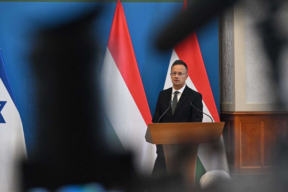 Szijjártó Péter hangsúlyozta, hogy a konzulok minden segítséget megadnak a magyar szurkolóknak