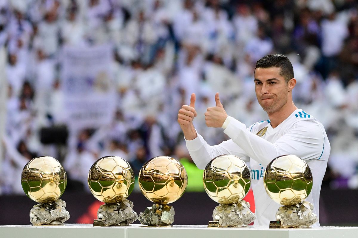 Cristiano Ronaldo és az általa elnyert öt Aranylabda; a portugál sztárnak a díjhoz hasonló örömet jelentett, hogy milliárdos lett