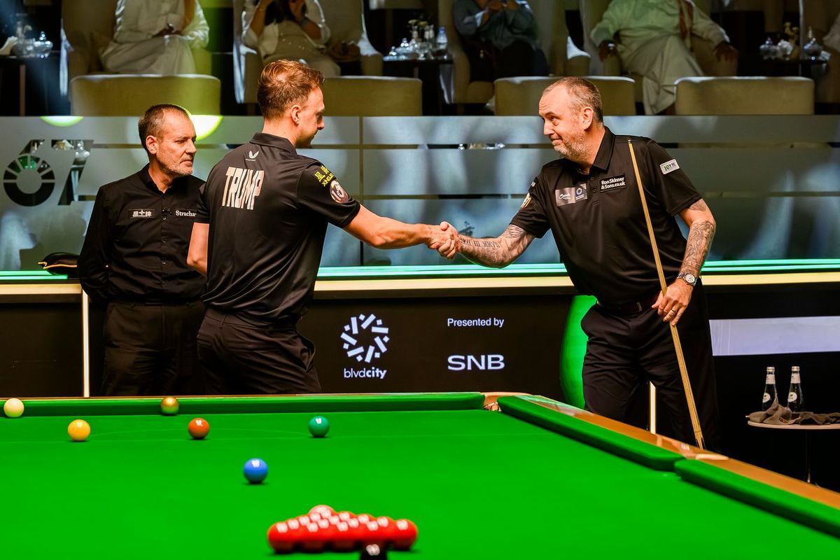 Mark Williams gratulál a meccs végén Judd Trumpnak. A snooker két világbajnoka mókás meccset játszott a Riyadh Openen