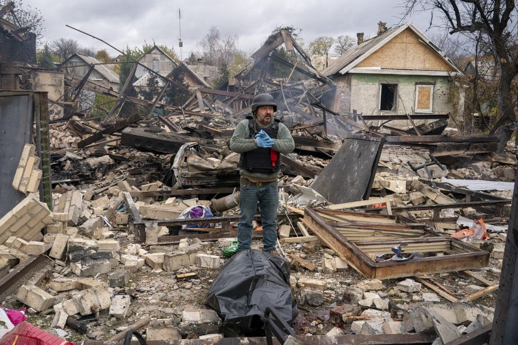 Rakétákkal, drónokkal támadtak az oroszok – A Prolinska nevű civil szervezet önkéntesei egy helyi lakos holttestét emelik ki egy légicsapás után a kelet-ukrajnai Kosztyantinivkában