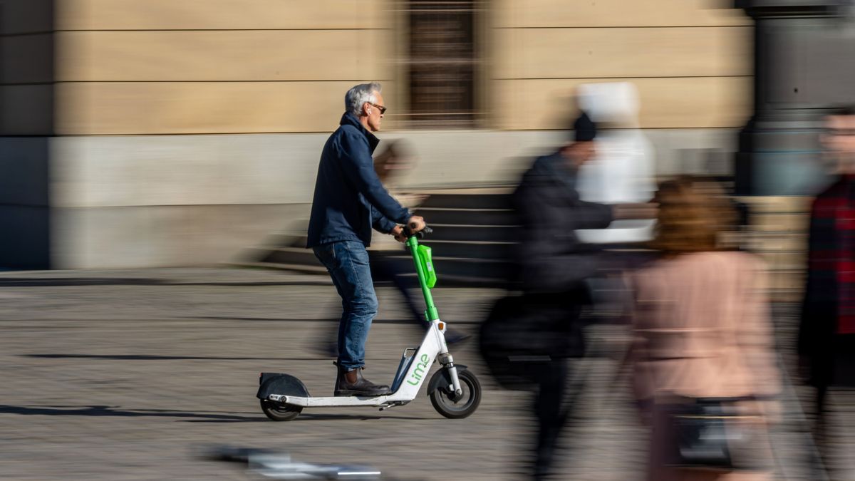 Vége a rollerkáosznak: szigorú szabályokat hoz az új KRESZ + videó