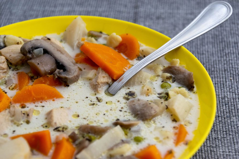 A jól elkészített tárkonyos csirkeraguleves nem csupán előétel, hanem önálló, tartalmas fogás, amely egyszerre otthonos és elegáns