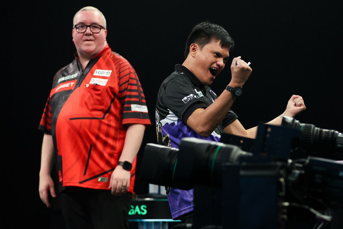 Luke Humphries kilencnyilasa mellett Stephen Bunting kiesése is nagyot szólt