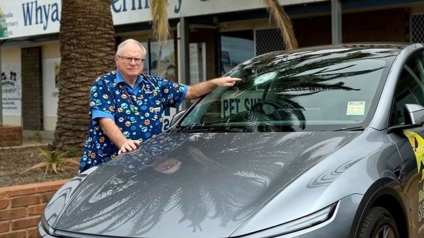 Hihetetlen eset: Meteorit találhatott el egy mozgó Teslát + videó