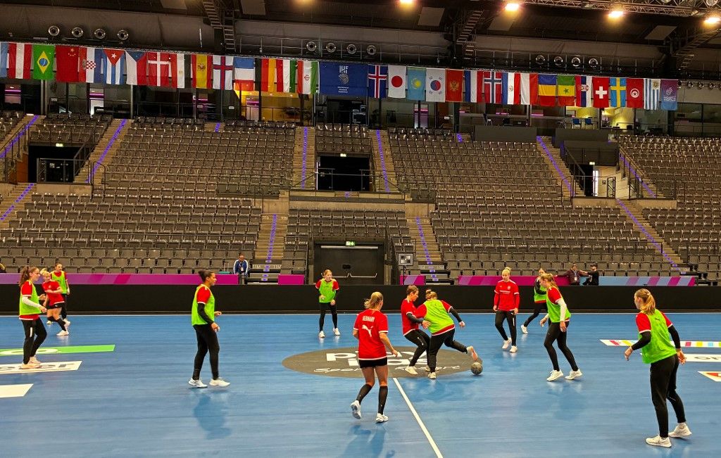 25 November 2025, Baden-Württemberg, Stuttgart: Handball: World Cup, women, before the DHB team's opening match against Iceland. The German team plays soccer during a training session. Photo: Eric Dobias/dpa (Photo by Eric Dobias / dpa Picture-Alliance via AFP)