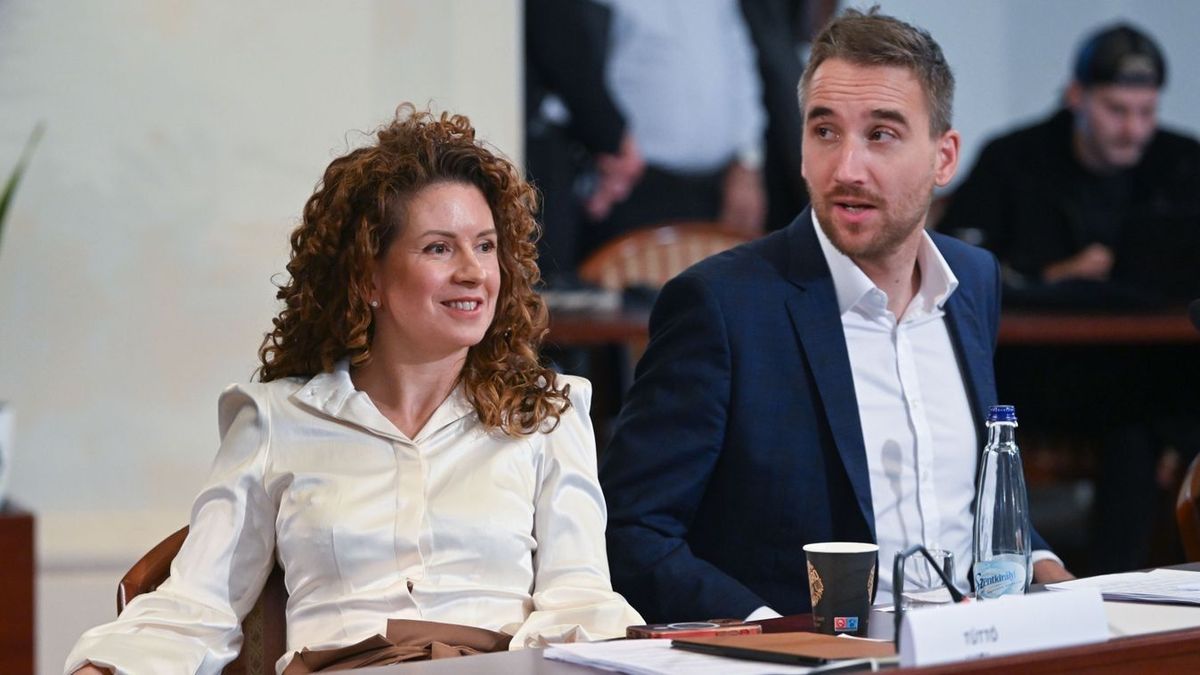 Borítókép: Tüttő Kata és Barabás Richárd (Párbeszéd-ZÖLDEK – DK – MSZP) a Fővárosi Közgyűlés alakuló ülésén a Városháza dísztermében (Fotó: MTI/Koszticsák Szilárd) Fotó: Koszticsák Szilárd Forrás: MTI Fotószerkesztõség