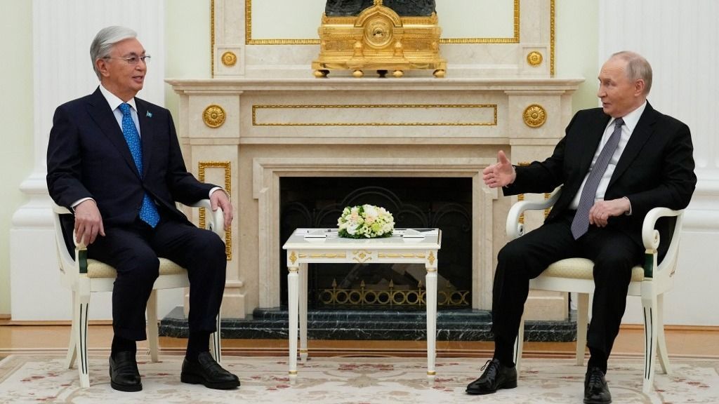 Vlagyimir Putyin orosz elnök hétfőn a Kremlben fogadta Kaszim-Zsomart Tokajev kazahsztáni államfőt