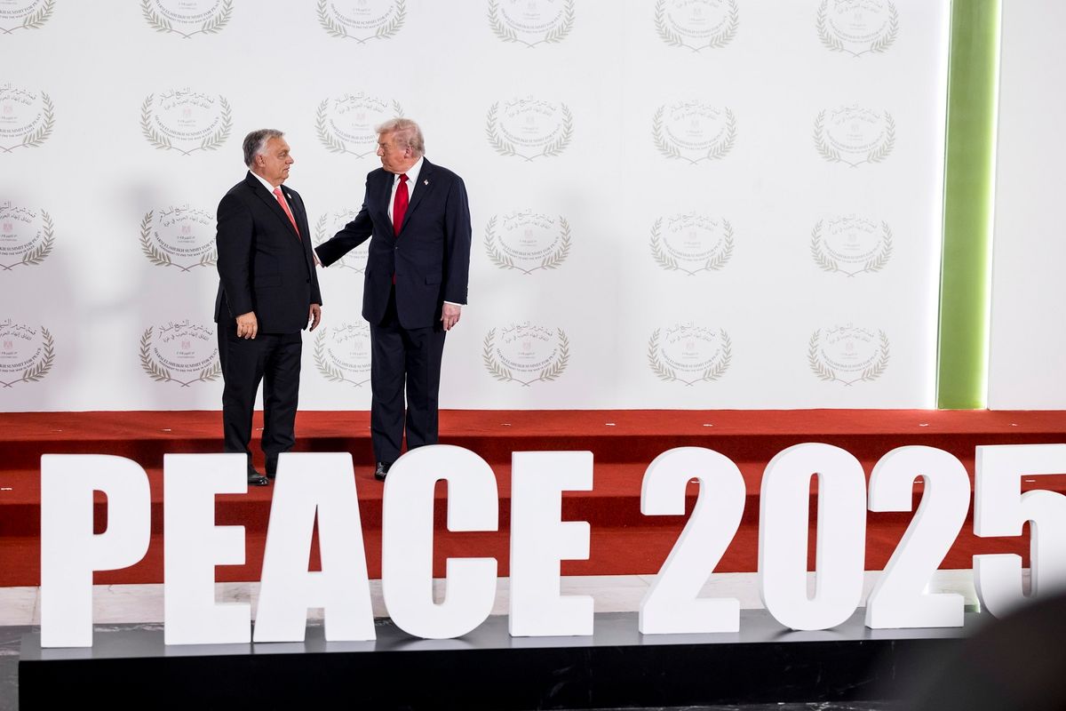 Sarm es-Sejk, 2025. október 6.
A Miniszterelnöki Kommunikációs Főosztály által közreadott képen Orbán Viktor miniszterelnök (b) és Donald Trump amerikai elnök (j) találkozója a gázai tűzszüneti megállapodás helyszínén, az egyiptomi Sarm es-Sejk nemzetközi konferencia-központjában 2025. október 13-án.
MTI/Miniszterelnöki Kommunikációs Főosztály/Kaiser Ákos