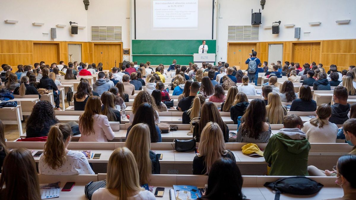 Covid, járvány, szájmaszk, vírus, védekezés, közösség, 
ELTE Feszt Pályaválasztó fesztivál az ELTE Astoria - Trefort-kerti Campus
egyetem egyetemista felsooktatas felsőoktatás tanuló tanár diák hallgató fiatalok tanulás oktatás
2021.10.08
fotó: Németh András Péter / Szabad Föld