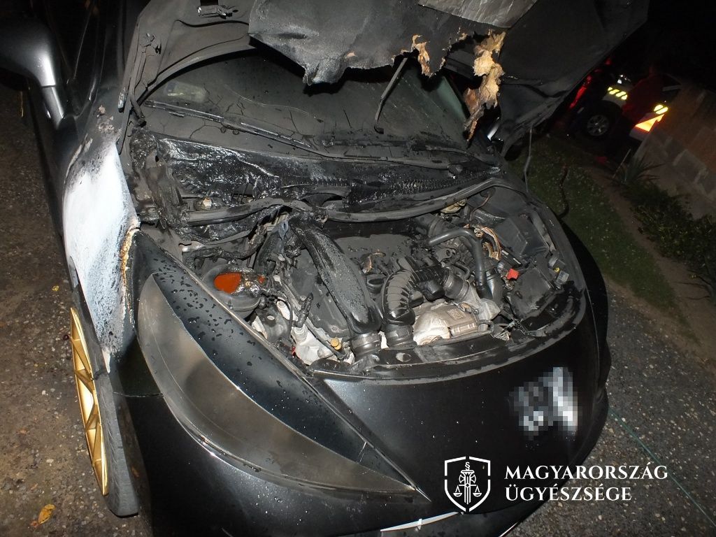 A részeg férfi dührohamában felgyújtotta fia autóját