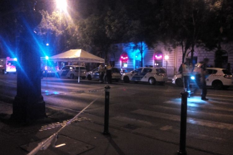 Gér Mihály gázolása után helyszínelő rendőrök az Andrássy úton (Forrás: police.hu)