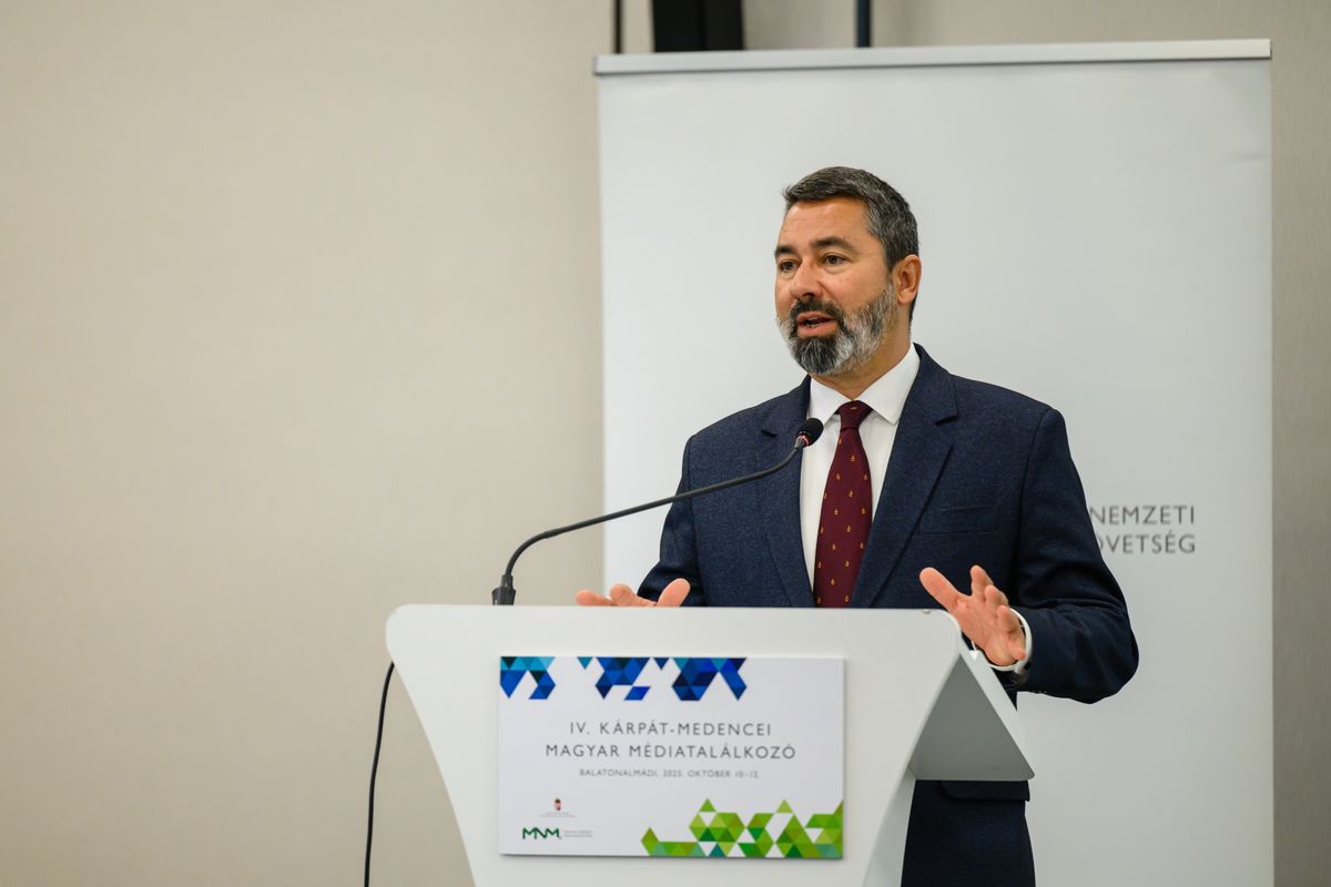 Hidvéghi Balázs, a Miniszterelnöki Kabinetiroda parlamenti államtitkára beszédet mond a IV. Kárpát-medencei Magyar Médiatalálkozó megnyitóján Balatonalmádiban 2025. október 11-én (Fotó: MTI/Vasvári Tamás)
