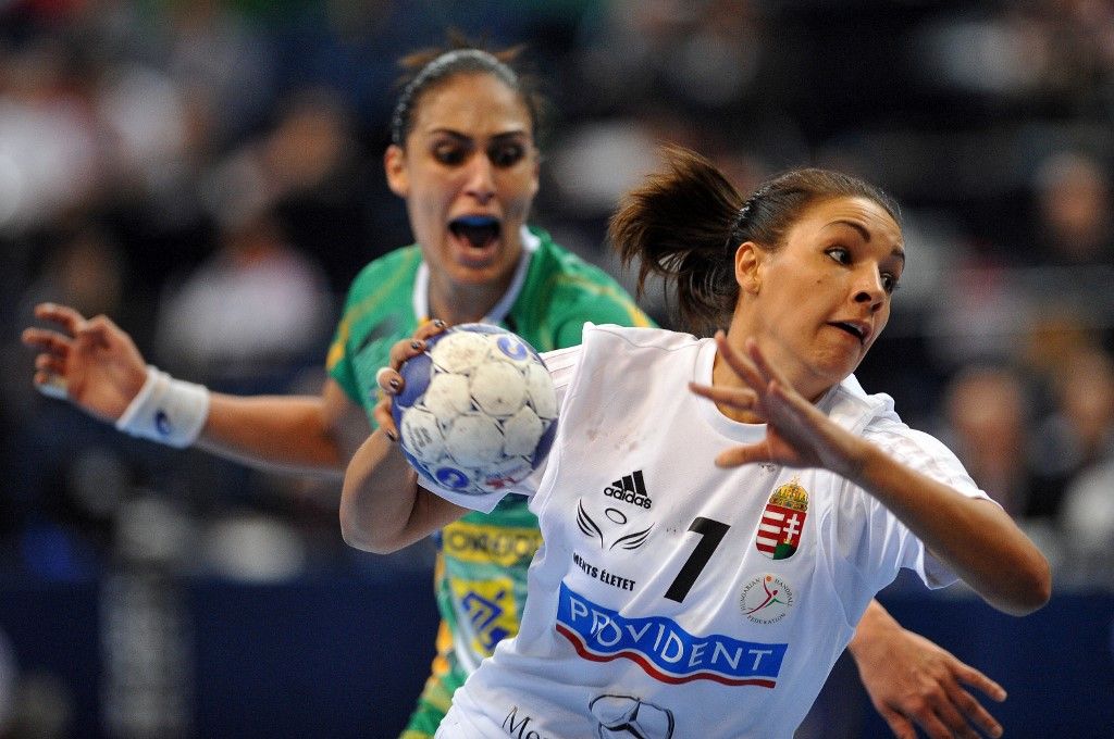 Hungary's Zita Szucsanszki (R) vies with Brazil's Fabiana Diniz during the Women's World Championships 2013 quarter final handball match Brazil vs Hungary on December 18, 2013, at the Kombank Arena in Belgrade.   AFP PHOTO / ANDREJ ISAKOVIC (Photo by ANDREJ ISAKOVIC / AFP)