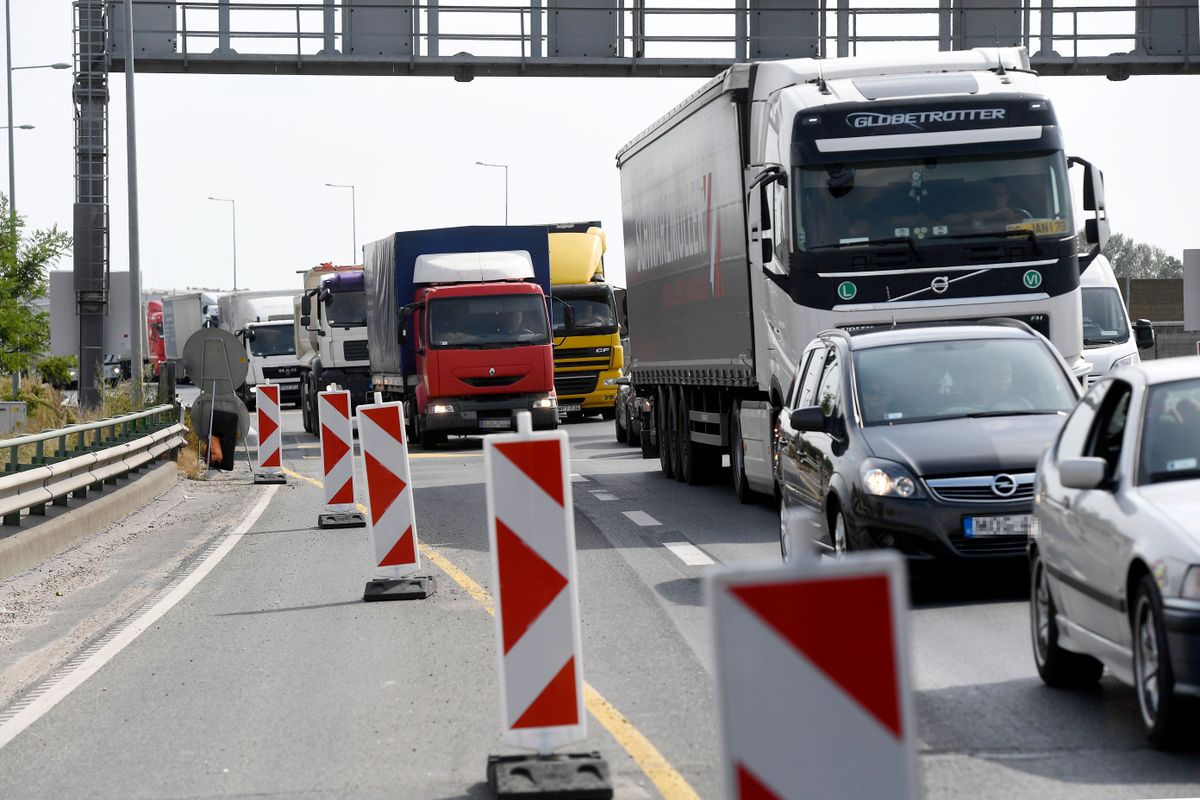 Dunaharaszti, 2018. szeptember 14.
Torlódás az M0-ás autóút déli szakaszának felújítási munkálatai miatt Dunaharasztinál 2018. szeptember 14-én. Új forgalmi rend lép életbe az M0-ás autóút déli szakaszának felújításánál, hogy csökkentsék a torlódásokat. A Hárosi Duna-hídon a munkaterület mellett az M1-es autópálya irányába az eddigi kettő helyett három forgalmi sáv, míg a Soroksári Duna-híd felé hosszabb gyorsítósávok segítik majd a közlekedőket.
MTI Fotó: Koszticsák Szilárd