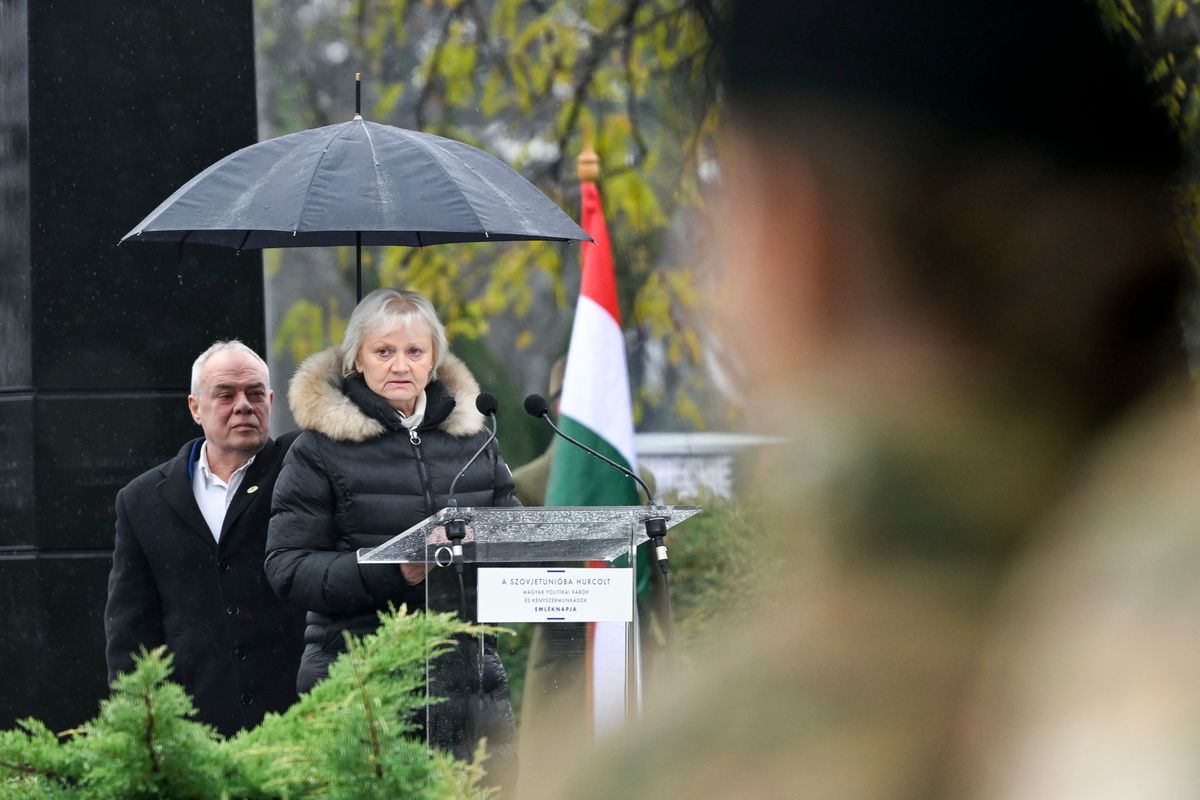 Budapest, 2025. november 25.
Menczer Erzsébet, a Szovjetunióban volt Magyar Politikai Rabok és Kényszermunkások Szervezetének (Szorakész) elnöke beszédet mond a Szovjetunióba hurcolt magyar politikai rabok és kényszermunkások emléknapja alkalmából rendezett ünnepségen a szovjet megszállás áldozatainak Árpád fejedelem úti emlékművénél 2025. november 25-én.
MTI/Purger Tamás