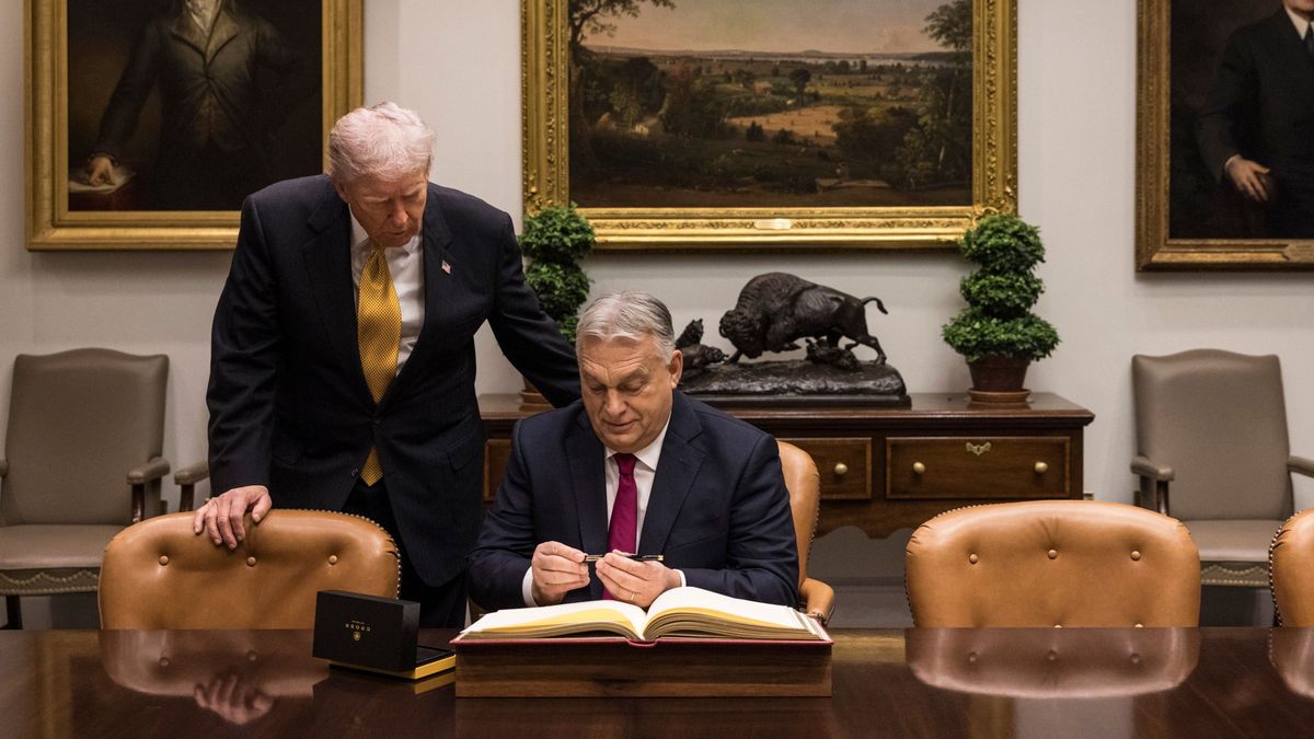 pénzügyi védőpajzs, Washington, 2025. november 8.A Miniszterelnöki Kommunikációs Főosztály által közreadott képen Donald Trump amerikai elnök (b) fogadja Orbán Viktor miniszterelnököt a washingtoni Fehér Házban 2025. november 7-én.MTI/Miniszterelnöki Kommunikációs Főosztály/Kaiser Ákos