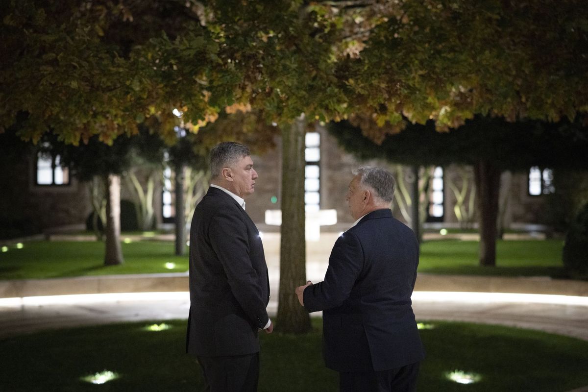 Miniszterelnöki Kommunikációs Főosztály által közreadott képen Orbán Viktor miniszterelnök (j) fogadja Zoran Milanovic horvát köztársasági elnököt (b) a Karmelita kolostorban 2025. november 14-én