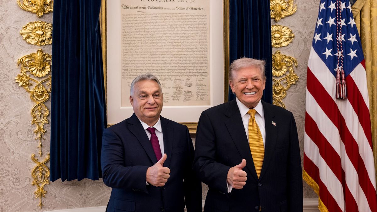 Washington, 2025. november 8.
A Miniszterelnöki Kommunikációs Főosztály által közreadott képen Donald Trump amerikai elnök (j) fogadja Orbán Viktor miniszterelnököt a washingtoni Fehér Házban 2025. november 7-én.
MTI/Miniszterelnöki Kommunikációs Főosztály/Kaiser Ákos