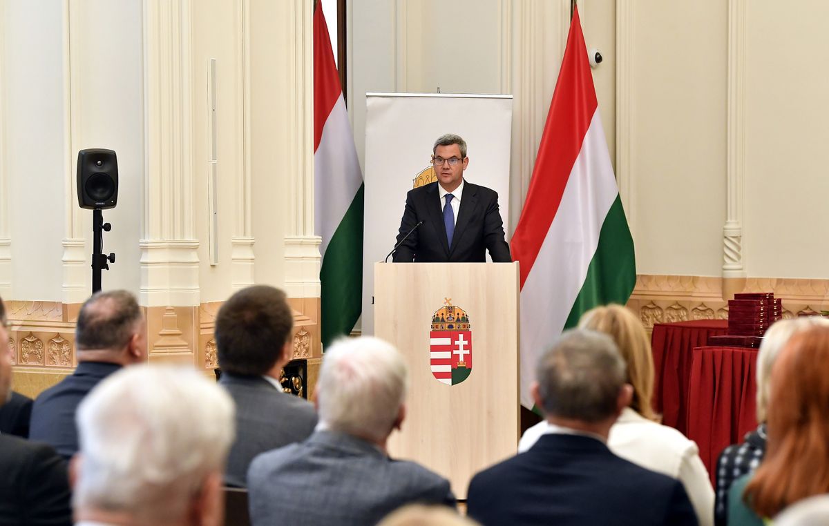 Budapest, 2025. november 6.
Takács Péter, a Belügyminisztérium egészségügyi államtitkára beszédet mond a Batthyány-Strattmann László és Hőgyes Endre születésnapja alkalmából adományozott díjak átadásán a minisztériumban 2025. november 6-án.
MTI/Soós Lajos
