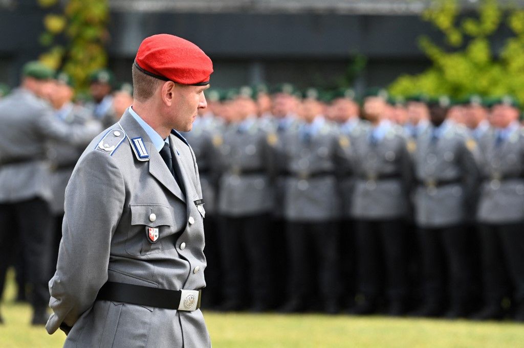 Milyen jogi és etikai dilemmákat vet fel a kötelező sorkatonaság?