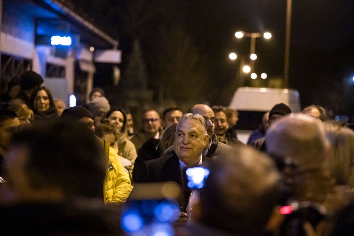 Vácrátót, 2025. november 19.
A Miniszterelnöki Kommunikációs Főosztály által közreadott képen Orbán Viktor miniszterelnök (k) a kormánypártok Mondjunk nemet a háborús tervekre! címmel meghirdetett aláírásgyűjtésén Vácrátóton 2025. november 19-én.
MTI/Miniszterelnöki Kommunikációs Főosztály/Kaiser Ákos