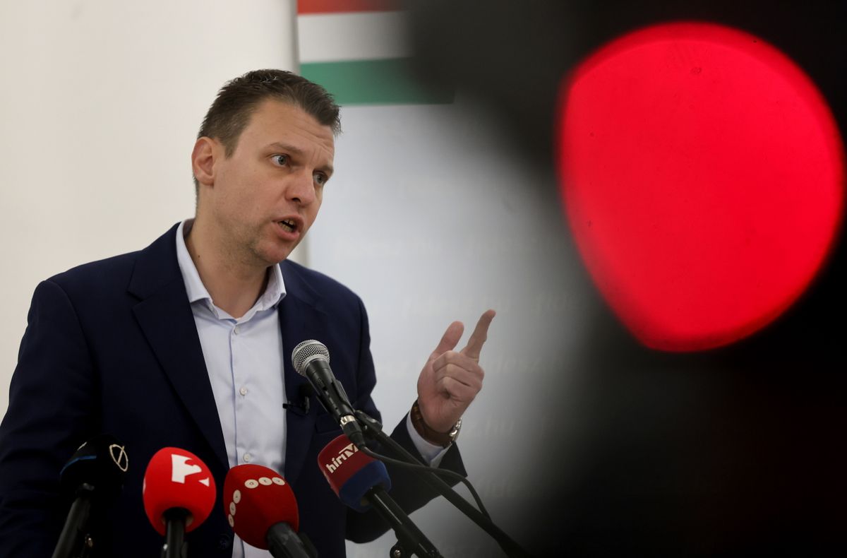 Sajószentpéter, 2025. november 12.
Menczer Tamás, a Fidesz-KDNP kommunikációs igazgatója a kormánypártok országjárásának sajószentpéteri fóruma előtt tartott sajtótájékoztatón 2025. november 12-én.
MTI/Vajda János