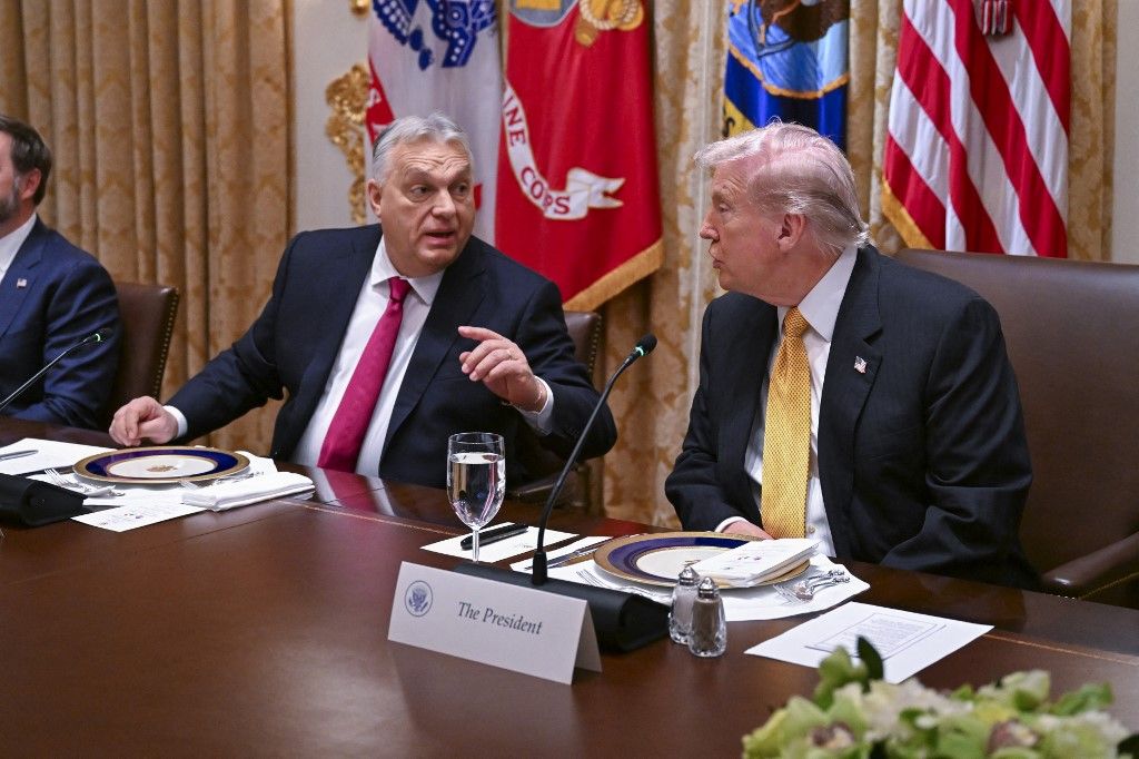 WASHINGTON, DC - NOVEMBER 7: Hungary Prime Minister Viktor Orban interacts with U.S President Donald Trump during a bilateral lunch in the Cabinet Room of the White House on November 7, 2025 in Washington, DC. Orbán and Trump are expected to address the continued reliance of Hungary on Russian oil, a resource seen as critical for funding Moscow's war.   Roberto Schmidt/Getty Images/AFP (Photo by ROBERTO SCHMIDT / GETTY IMAGES NORTH AMERICA / Getty Images via AFP)