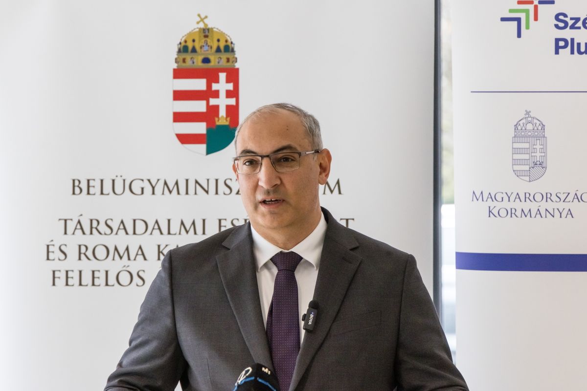 Kadarkút, 2025. november 21.
Sztojka Attila, a Belügyminisztérium társadalmi esélyekért és roma kapcsolatokért felelős államtitkára beszédet mond a hátrányos helyzetűek foglalkoztatásáról és képzéséről tartott sajtótájékoztatón a Somogy vármegyei Kadarkúton 2025. november 21-én. A kormány két pályázat keretében 8 milliárd 760 millió forintot biztosít hátrányos helyzetűek foglalkoztatását és képzését vállaló úgynevezett Esélyműhelyek létrehozására decembertől.
MTI/Katona Tibor