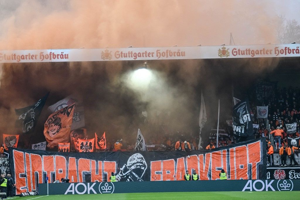 Az Eintracht Frankfurtnak hírhedt szurkolói vannak. Nápolyból most kitoltották őket. Ráadásul a csapat vezetőedzője, Dino Toppmöller is lebetegedett
