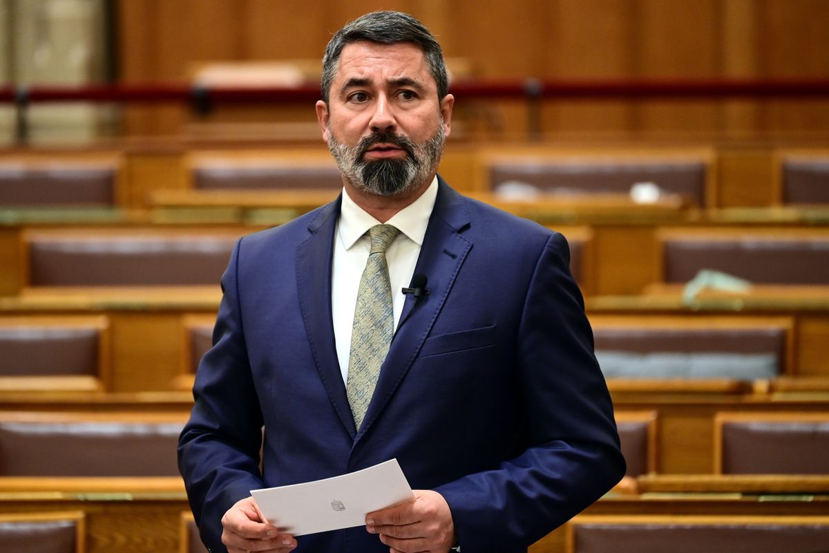 Budapest, 2025. november 17.
Hidvéghi Balázs, a Miniszterelnöki Kabinetiroda államtitkára azonnali kérdésre válaszol az Országgyűlés plenáris ülésén 2025. november 17-én.
MTI/Kovács Attila