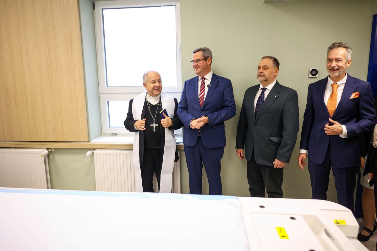 Kalocsa, 2025. november 3.
Bábel Balázs kalocsa-kecskeméti érsek, Takács Péter, a Belügyminisztérium egészségügyi államtitkára, Körmendy Szabolcs telephelyvezető és Óváry Csaba főigazgató (b-j) a Bács-Kiskun Vármegyei Oktatókórház Kalocsai Szent Kereszt Kórház telephelyén, egy új CT-berendezés átadásán 2025. november 3-án.
MTI/Kiss Dániel
