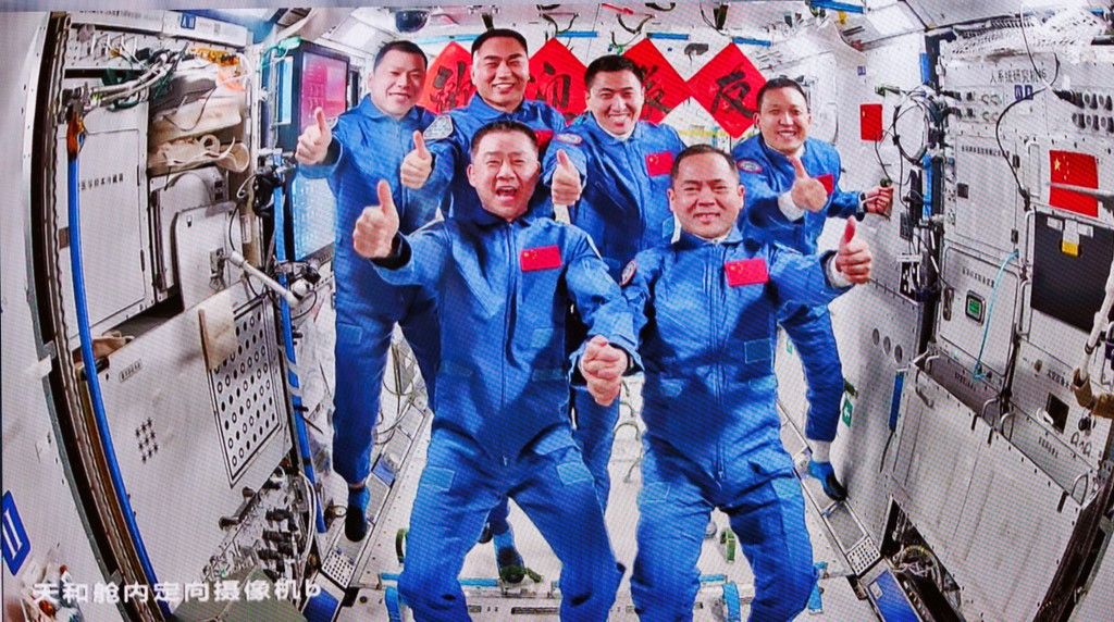 (251101) -- BEIJING, Nov. 1, 2025 (Xinhua) -- This image captured at Beijing Aerospace Control Center on Nov. 1, 2025 shows a group picture of the crew of Shenzhou-20 and Shenzhou-21 spaceships.
  The three astronauts aboard China's Shenzhou-21 spaceship have entered the country's space station and met with another astronaut trio early Saturday morning, starting a new round of in-orbit crew handover.
  The Shenzhou-20 crew opened the hatch at 4:58 a.m. (Beijing Time) and greeted the new arrivals, according to the China Manned Space Agency (CMSA).
  The six crew members then took group pictures for the seventh space get-together in China's aerospace history.
  They will live and work together for about five days to complete planned tasks and handover work, the CMSA said. (Xinhua/Jin Liwang) (Photo by JIN LIWANG / Xinhua via AFP)