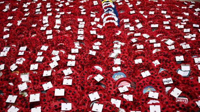 Egyesült Királyság - Pipacskoszorúk az első világháború befejezésének évfordulóján tartott megemlékezésen Londonban