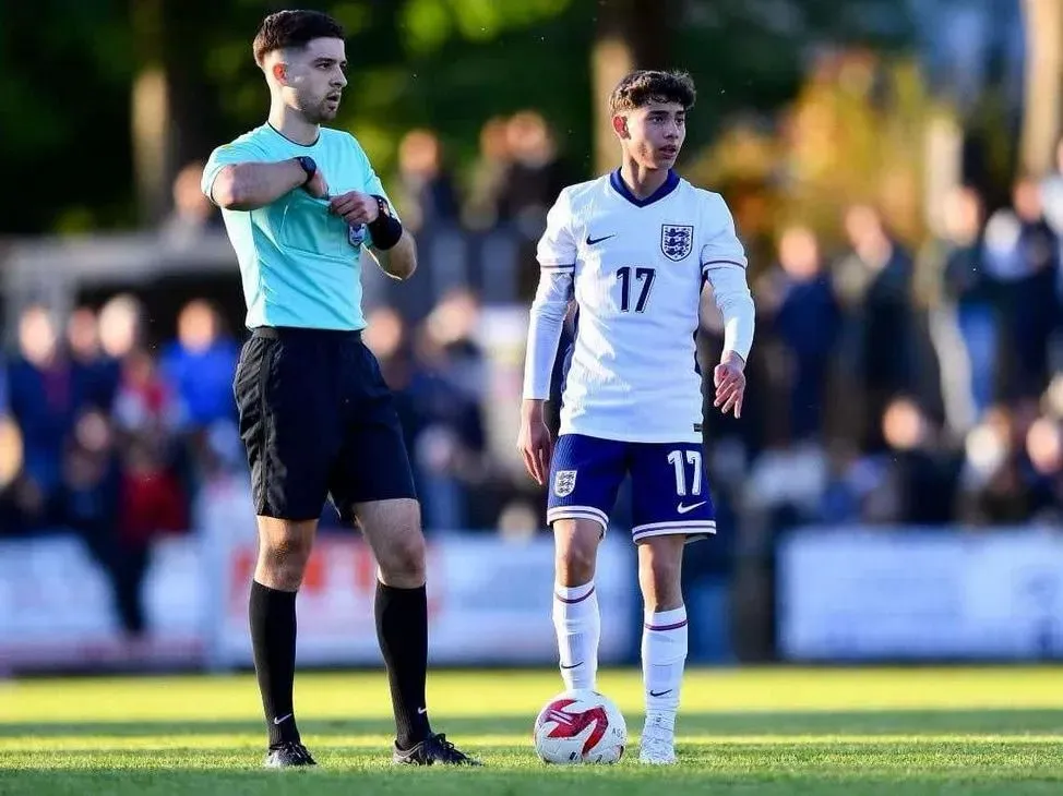 Farkas Erik az angol válogatott szerelésében