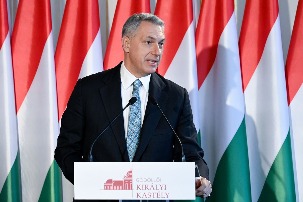 Gödöllő, 2025. október 13.
Lázár János építési és közlekedési miniszter beszédet mond a gödöllői Grassalkovich-kastély átfogó felújítására vonatkozó támogatási együttműködési megállapodás aláírásán a gödöllői kastély dísztermében 2025. október 13-án. A kormány és az OTP Bank 50-50 millió eurót, azaz 20-20 milliárd forintot biztosít a gödöllői Grassalkovich-kastély átfogó felújítására, amelynek során 17 ezer négyzetméternyi terület újul majd meg.
MTI/Máthé Zoltán