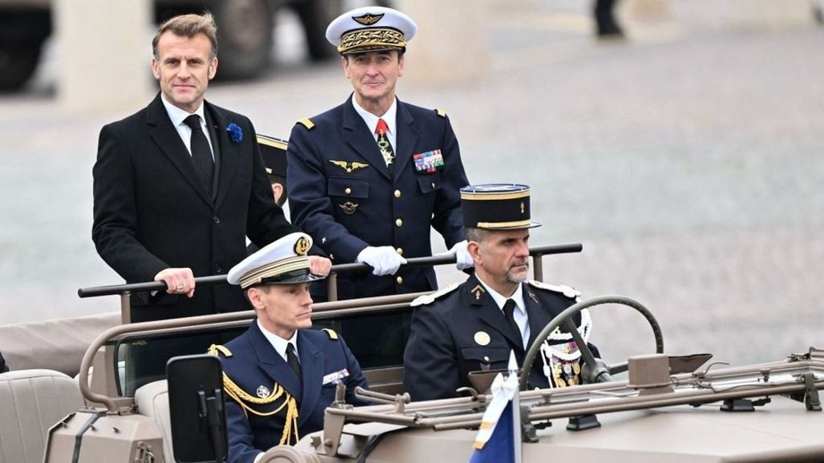 Macron beállt a fiatalokat a halálba küldő tábornok mögé