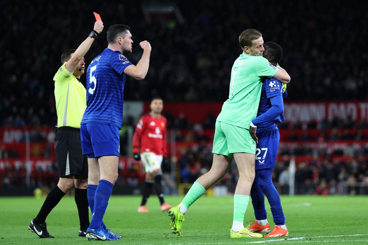 Az Everton kapusa, Jordan Pickford próbálta visszafogni a dühöngő Idrissa Gueye-t