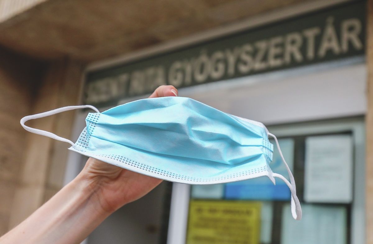 Bevásárlóközpontokban, buszon, vonaton is tapasztaljuk: bár nem kötelező, egyre többen veszik fel maszkjukat. A Covid19-fertőzöttek emelkedő száma miatt persze érthető az elővigyázatosság. Megkérdeztük: emiatt szigorítanak-e a szolgáltatók az előírásaikon?

20220727 Szombathely Fotó: Unger Tamás UT Vas Népe