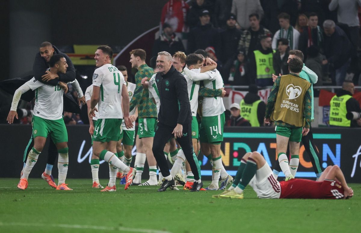 Heimir Hallgrímsson az ír játékosokkal együtt ünnepelhetett, a magyar válogatott helyett Írország játszhat vb-pótselejtezőt